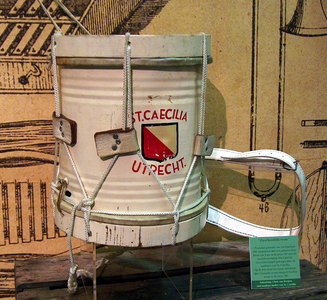 878210 Afbeelding van een trommel met het beeldmerk van de Utrechtse muziekvereniging St.-Caecilia, uit de ...